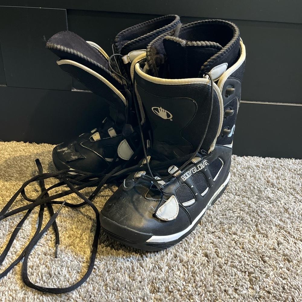 Snowboard boots
